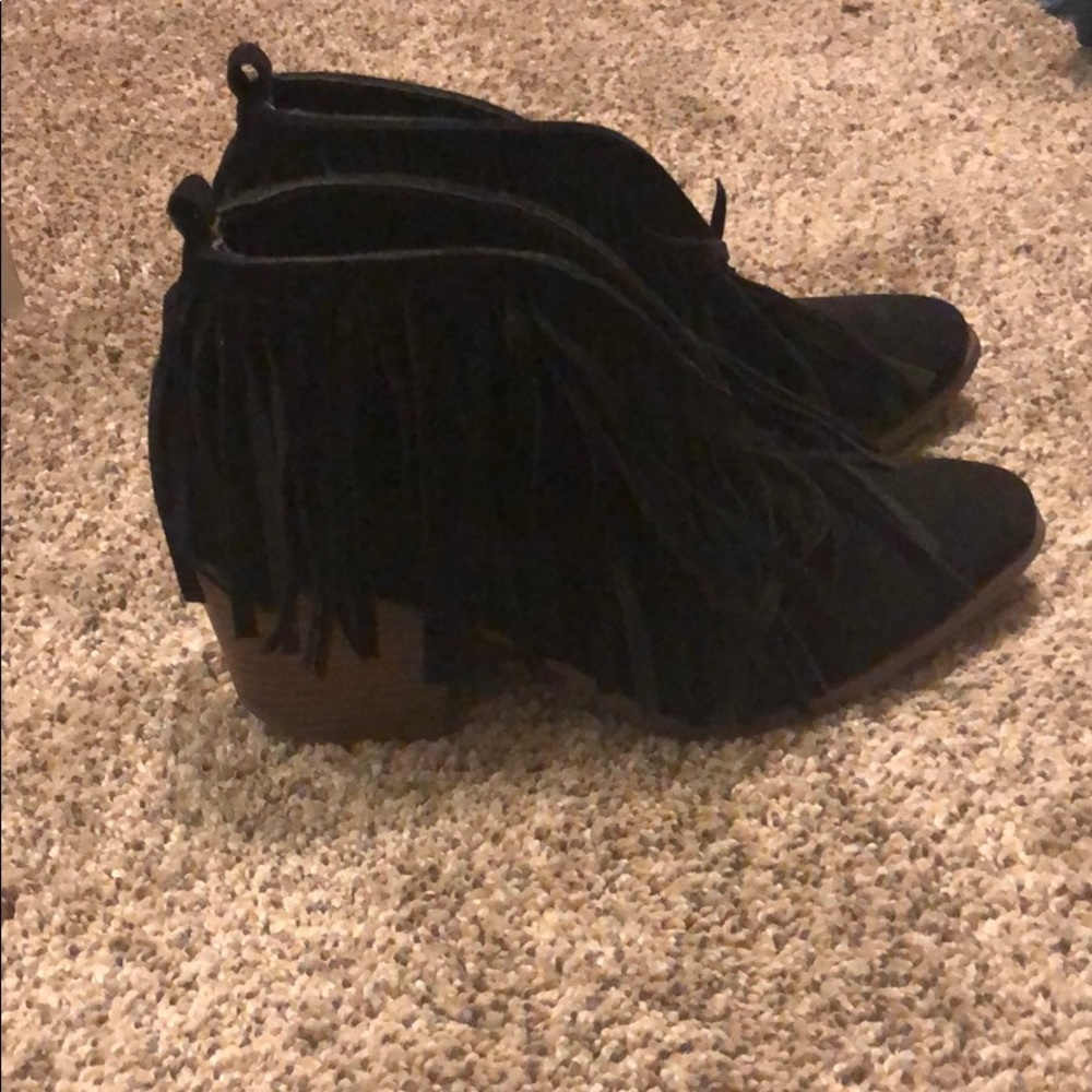Woman’s ariat fringe boots